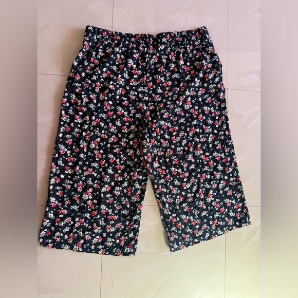 Torrid Black and Floral Cropped Pant size 3 plus size pockets floral - Picture 16 of 16